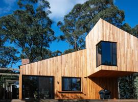 Luxury getaway in Red Hill, stunning new build, hotel in Red Hill