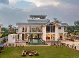 StayVista at The Francolin Farm with Free Breakfast, Infinity Pool & Jacuzzi