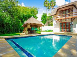 Charming Country Villa Sandton with Back Up Power & Water, villa in Johannesburg