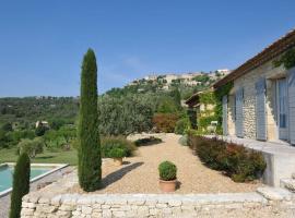 In Gordes, facing the entire Luberon Park a beautiful 5 bedrooms house, casă de vacanță din Gordes