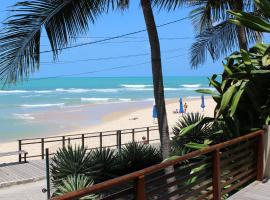 Casa Surucuá com localização espetacular frente à Praia do Centro de Pipa - 2 a 4 quartos suite, holiday home sa Pipa