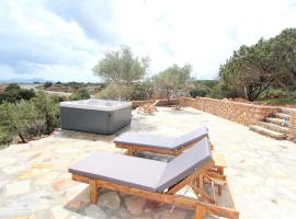 Villa Rouvis with outdoor Hot Tub, casa de temporada em Ligaridia