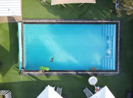 snow spa caravan, hotel in Tefahot