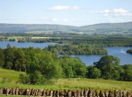 The Mews - a cottage with a spectacular lake view, готель у місті Port of Menteith