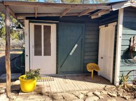 Cabin in the Woods under the Stars with HOT TUB, cabin in Bandera