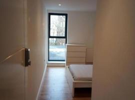 Luxury Penthouse Apartment ( Private Gated), guest house in London