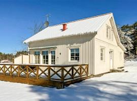 Beautiful Home In Lidkping With Sauna, Wifi And 5 Bedrooms, hotel di Tallbacken