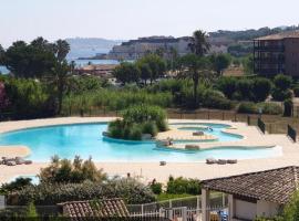 Appartement climatisé bord de plage et piscine, Ferienwohnung in Cogolin