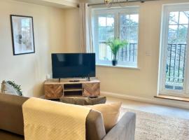 2 Bed Serviced Apartment with Balcony, Free Parking, Wifi & Netflix in Basingstoke, Hotel in Basingstoke