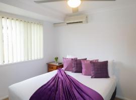 BLK Stays Guest House Deluxe Units Caboolture South, παραθεριστική κατοικία σε Caboolture