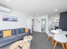 Newly Built Two Bedroom with Double Garage, cheap hotel in Wigram