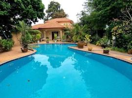 PURO Pool villa Korat ปูโร พูลวิลล่า เมืองโคราช, Hotel mit Parkplatz in Ban Dan Thong Lang