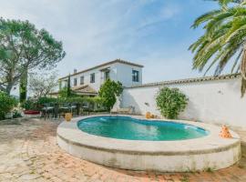 Gorgeous Home In Aldeaquemada With Swimming Pool, hotel em Aldeaquemada