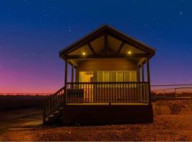 037 Tiny Home nr Grand Canyon South Rim Sleeps 8, hotell i Valle