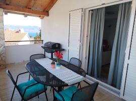 Island Bliss - 150 m from the beach, with sea view, appartement à Vrbnik