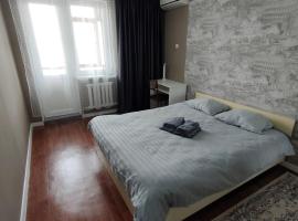 2 комнатная Нурсат вдоль Аллеи: Çimkent şehrinde bir otel