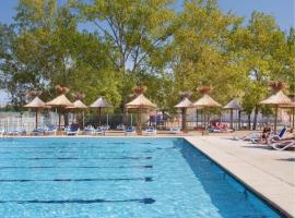 Bungalow dans une résidence en plein air a l'Elysée vagues océanes "capfun", hôtel au Grau-du-Roi