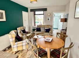 Lottie’s Cottage, Rhynie, Aberdeenshire, hotel with parking in Rhynie