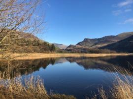 Trigonos - Peaceful Lakeside Vegetarian B&B and Retreat in Eryri National Park，位于卡纳芬的酒店