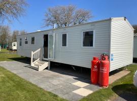 Beautiful 3-bed caravan situated on Lakeland haven, stuga i Grange-Over-Sands