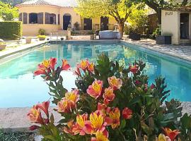 Amazing Apartment In Mornas With Outdoor Swimming Pool, Wifi And 1 Bedrooms、モルナスの駐車場付きホテル