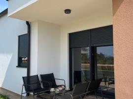 Modern Home Ula, hotel a Brtonigla