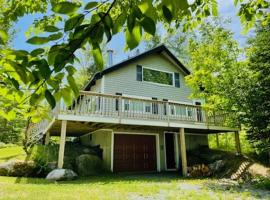 Chalet with a Private Beach in Acadia National Park, semesterhus i Bar Harbor
