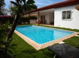 Villa Jacaranda dans Copropriété face au Supermarché Carrefour de Saly avec Piscine Privée et H24 Gardiennage et Parking Prive