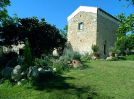 Villa Venetico stone retreat with garden, maison de vacances à Faneroméni