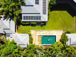 Zenhouse: 6-BR Balinese Tropical Oasis in Nightcliff Central, hotel in Nightcliff