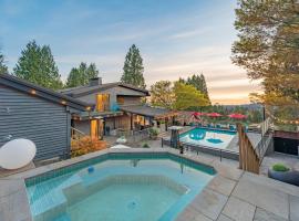 Grouse Cheerful large private bedroom, bath, shared deck, pool, hot tub, помешкання для відпустки у місті Норт-Ванкувер