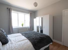 Elmcroft Apartment - 10 Mins Walk to Woking Town Centre, hotel with parking in Woking