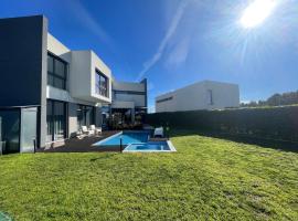 rainbow house, holiday home in Serradas