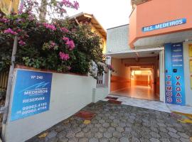 Residencial Medeiros, παραλιακό ξενοδοχείο σε Guarda do Embau