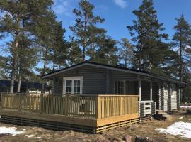 Bast&ouml;stugby stuga 17, hotel con campo de golf en P&aring;lsb&ouml;le