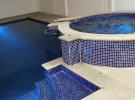 Casa de playa con piscina y jacuzzi privado, cabaña o casa de campo en Puntarenas