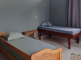 Laure hebergement loue des lits en dortoir, khách sạn ở Faaa