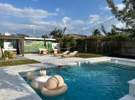 레이크 워스 Palm Beach Institute of Contemporary Art 근처 호텔 Jungle Cottage with luxury pool, hot tub and more!