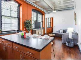 NY Style Centric Loft with King Bed by Park av, khách sạn ở Rochester