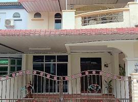 HELLO HOMESTAY, holiday home in Nibung Tebal