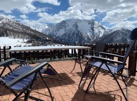 Monolocale con terrazzo e vista spettacolare sui monti, apartament din Sestriere