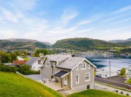 Hardangerfjord View - luxury fjord-side holiday home, hotell i Øystese