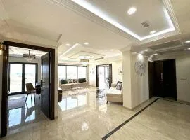 Luxury 3 Bedrooms apartment Sea View, Central AC, WiFi
