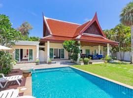 3BR Villa Barnabé with Lush Garden, hotell i Rawai Beach