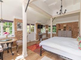 Old Mill Lodge by Huluki Sussex Stays, hotell i Hurstpierpoint