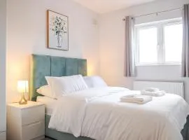 Luxury 5 Star London Apartment - Parking, Garden, nr Greater London Metro Stations