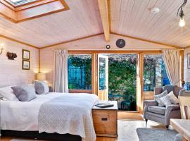 The Lodge - Luxury Lodge with Super King Size Bed, Kitchen & Shower Room, παραθεριστική κατοικία σε Hurstpierpoint