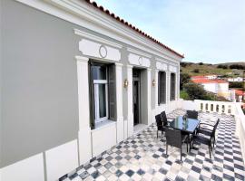 Spiti Sea View Neoclassical House in Stenies, cabaña o casa de campo en Andros