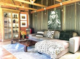 Bali Vibe Forest Cabin, feriebolig i Knysna