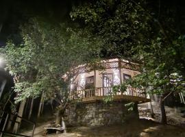 2 Bed Chalet - Yasam Cloud Nine And a Half Hunza, cottage di Baltit